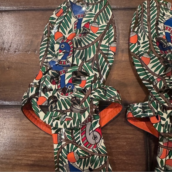 Tory Burch Peacock Print Miller Flip Flips size 9 EUC - Picture 2 of 4
